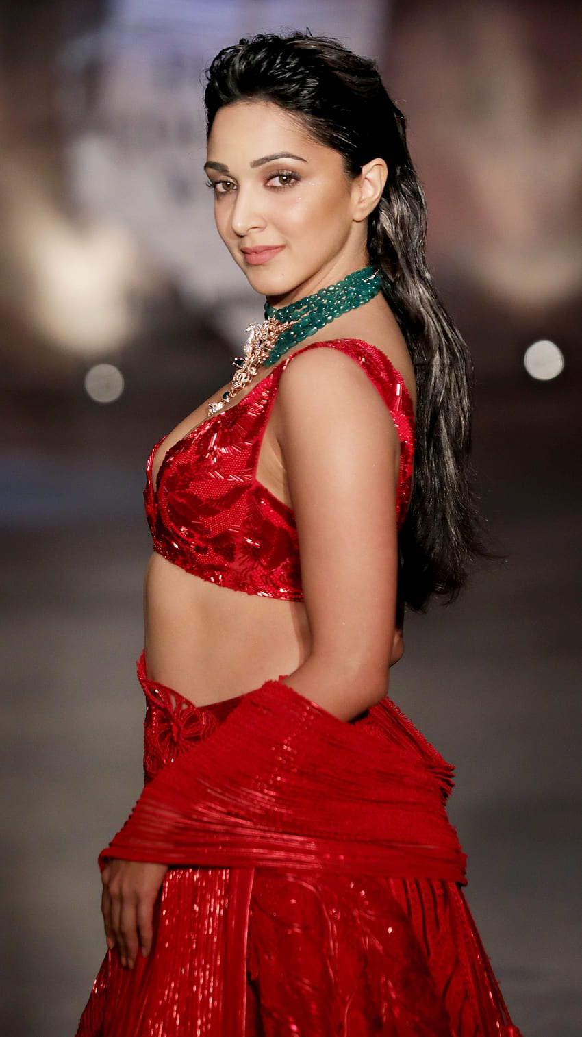 Kiara Advani, bollywoodzka aktorka Tapeta na telefon HD