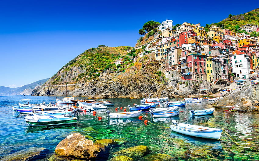 Riomaggiore, rengarenk evler, yaz, deniz, tekneler, sahil, İtalya, seyahat için kararlılıkla. Yüksek kalite HD duvar kağıdı