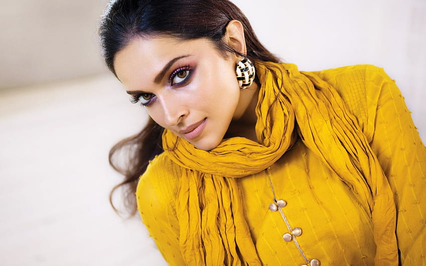 Deepika Padukone, portret, żółta indyjska sukienka, pohukiwanie, indyjska aktorka, indyjska modelka, piękny makijaż z rozdzielczością. Wysoka jakość Tapeta HD