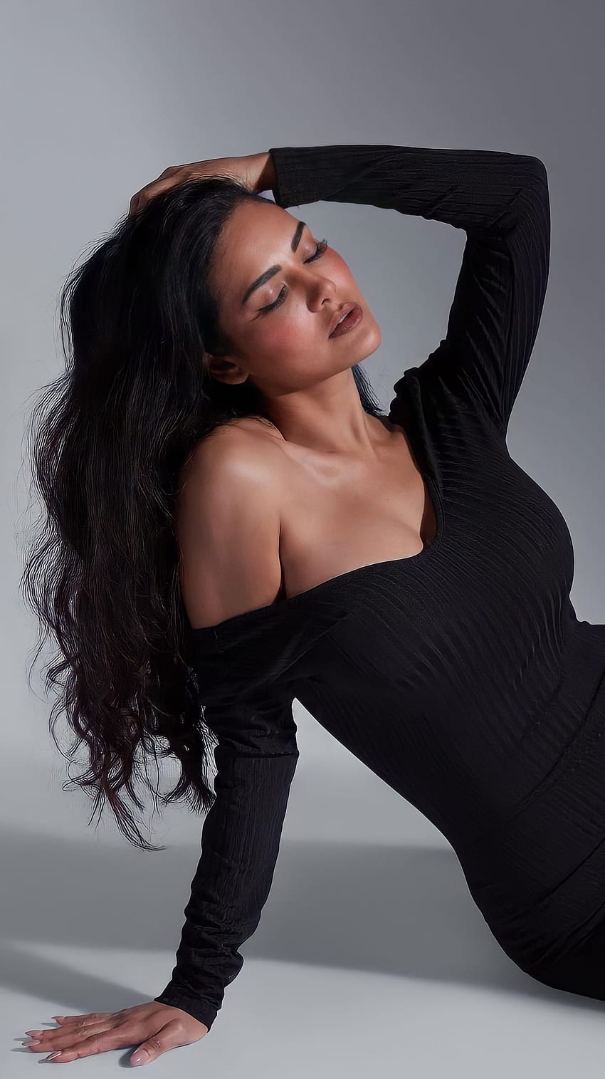 Esha Gupta, Bollywood-Schauspielerin HD-Handy-Hintergrundbild