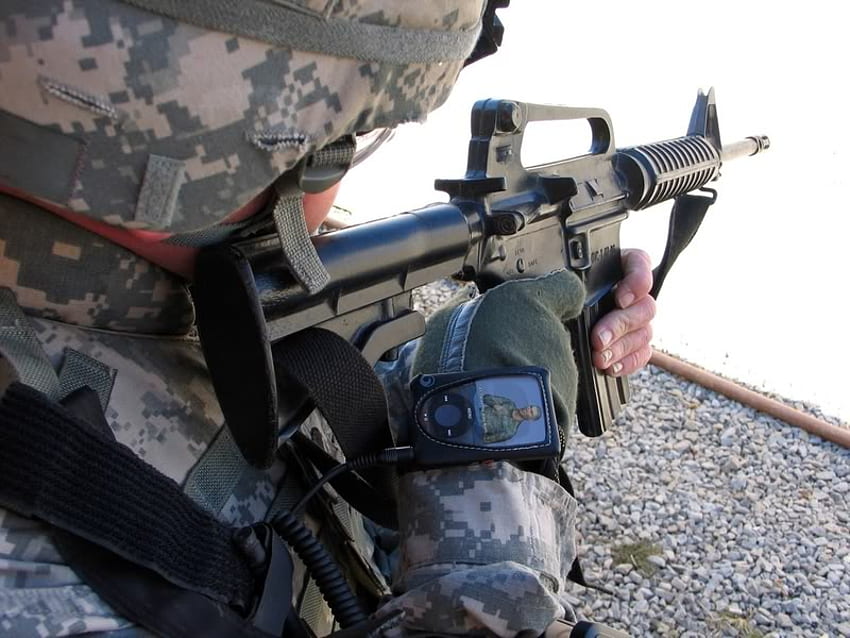 US-SOLDAT SCHIESST SEIN AR-15/M16-GEWEHR, Waffe, Pistole, USA, Handfeuerwaffe HD-Hintergrundbild