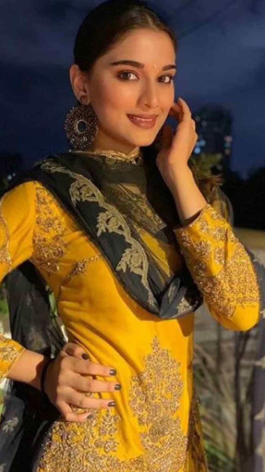 Saiee Manjrekar, Actress, Saiee Manjrekar Bollywood Actress HD phone wallpaper