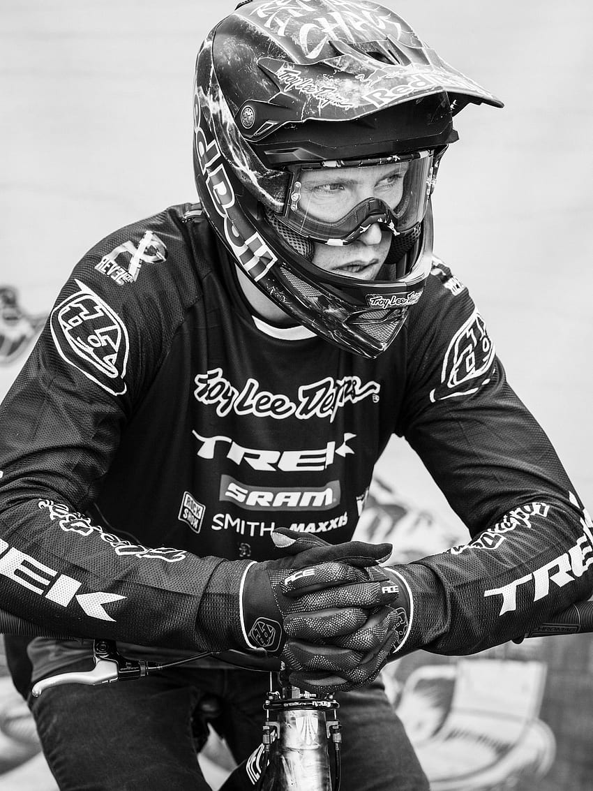 Brandon Semenuk upaja się chwałą trzeciego z rzędu zwycięstwa w Red Bull Joyride - Flow Mountain Bike - Flow Mountain Bike Tapeta na telefon HD