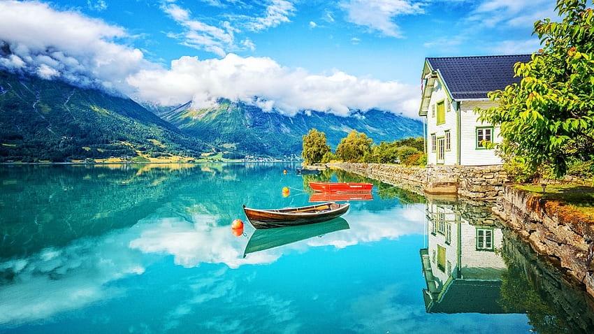 Frühling am Norwegischen See, Boot, Haus, Landschaft, Wolken, Himmel, Wasser, Berge, Reflexionen HD-Hintergrundbild