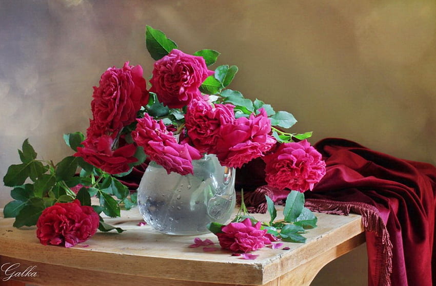 Stilleben, Tisch, Blumenstrauß, Rosen, Vase, schön, schön, Duft, zart, Blätter, zart, hübsch, Blütenblätter, Blumen, Duft, lieblich HD-Hintergrundbild