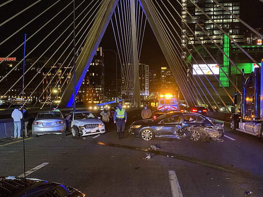 Wypadek wielu pojazdów na moście Zakim pozostawia niektórych z obrażeniami niezagrażającymi życiu The Boston Globe Tapeta HD