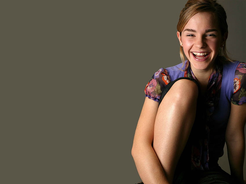 Emma Watson Laughing HD wallpaper