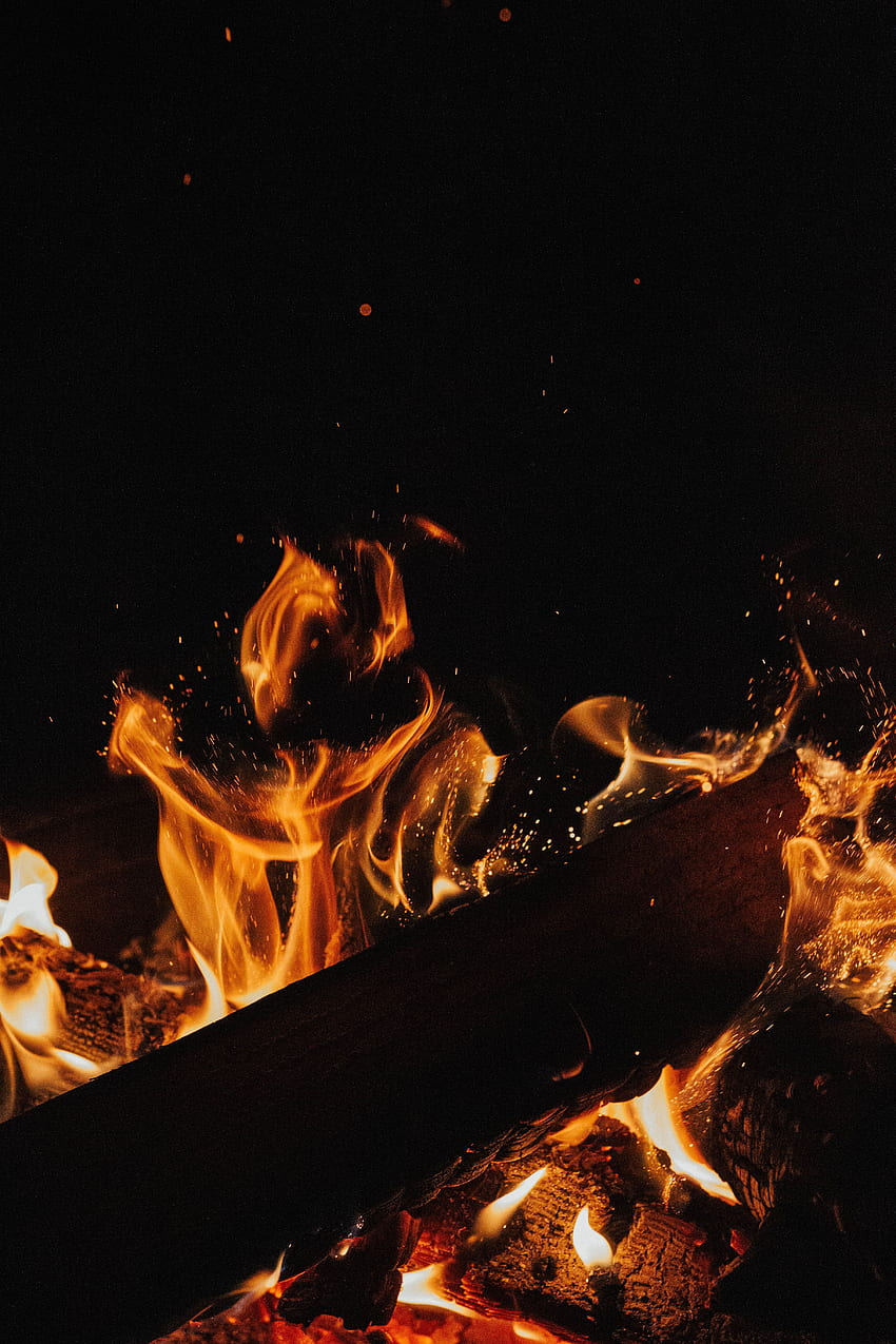 Feuer, Lagerfeuer, Kohlen, Dunkelheit, Flamme, Funken, Brennholz HD-Handy-Hintergrundbild