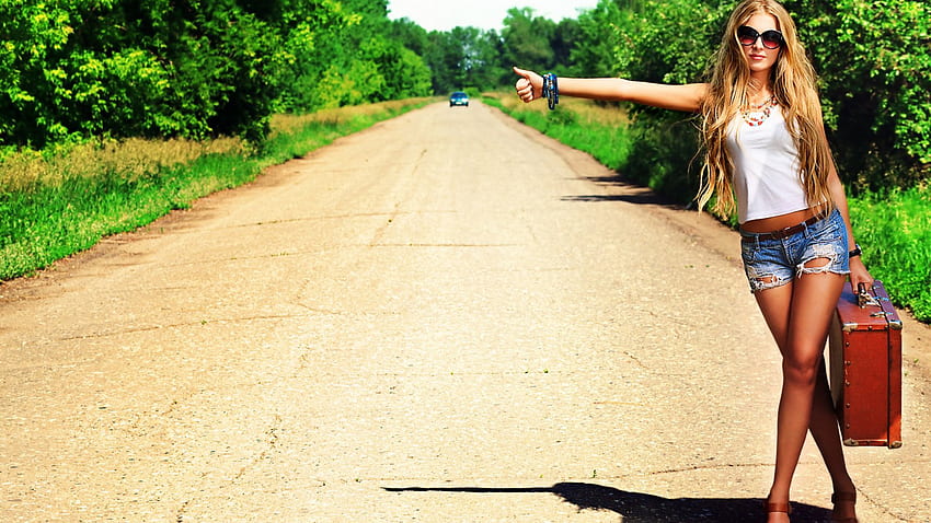 Blondynka autostopem piesze wycieczki, kobieta piesze wycieczki Tapeta HD