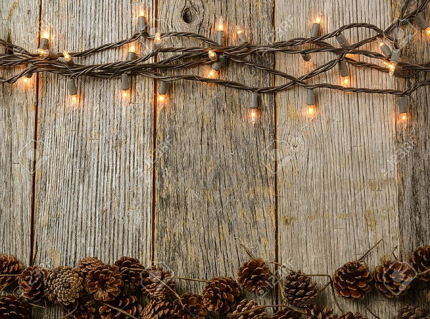 Bożonarodzeniowe światła i szyszki sosnowe na rustykalnym drewnianym tle. Rustykalny Tapeta HD
