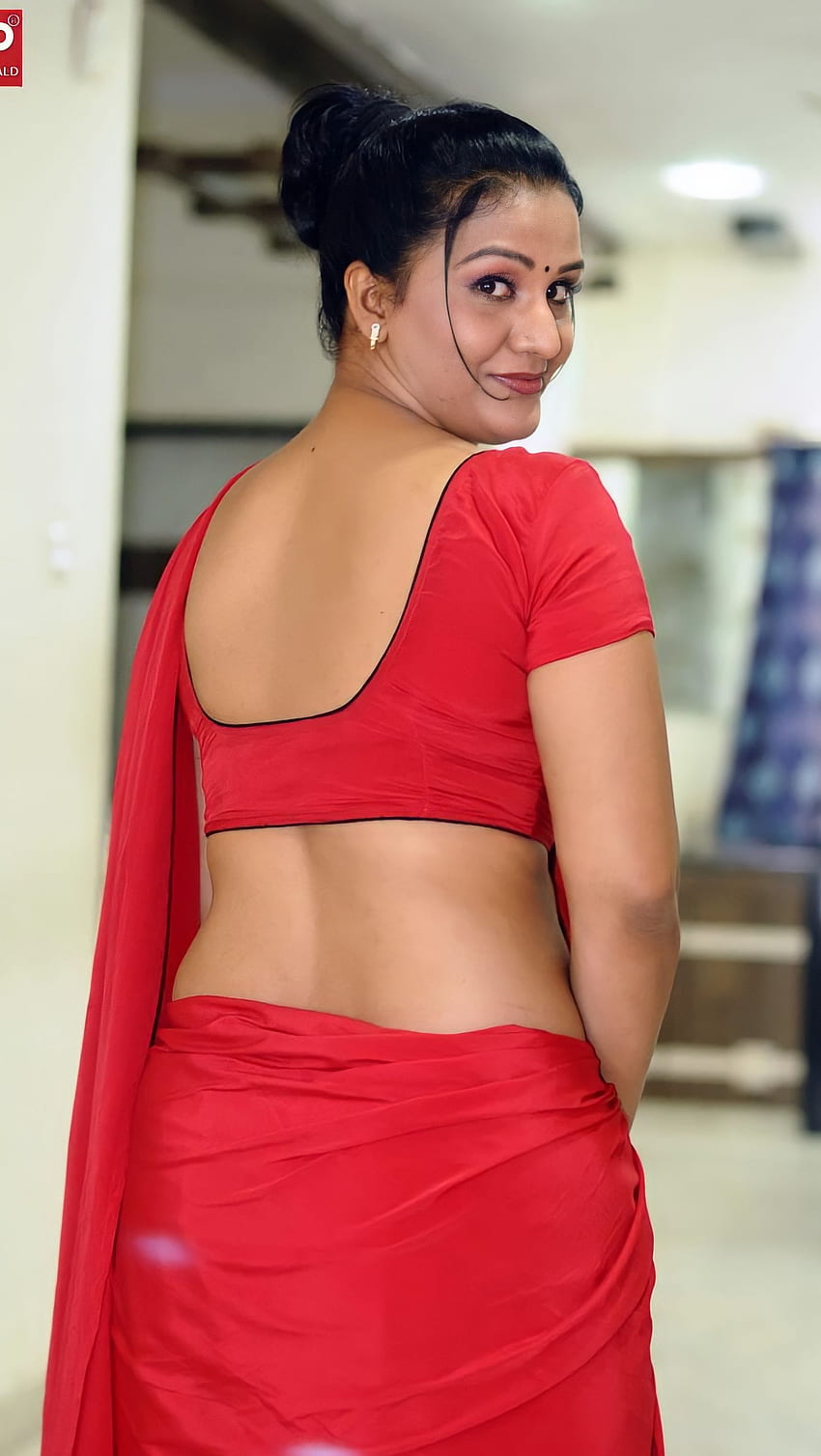 Apoorva, attrice telugu, sari rossi Sfondo del telefono HD