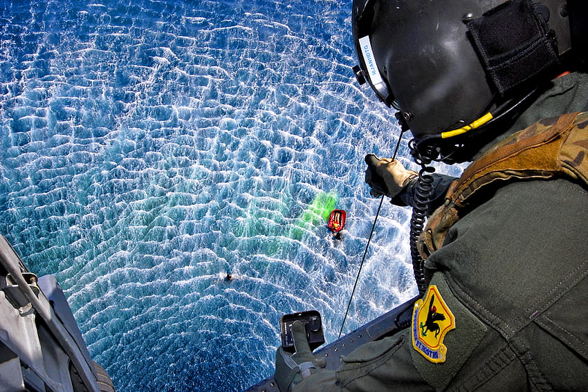 Helicóptero de rescate en acción, olas, persona ahogándose, rescate, casco, agua, salvador fondo de pantalla