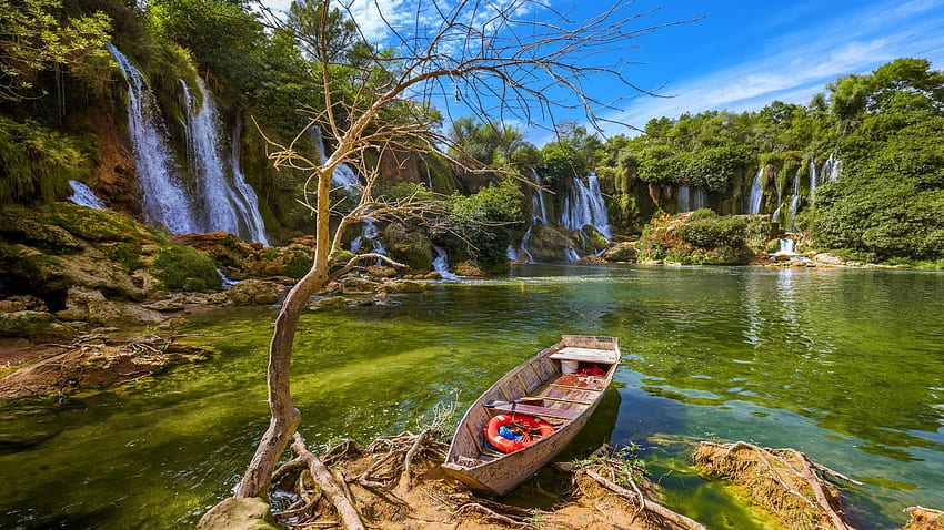 ボスニア・ヘルツェゴビナの滝Kravice、川、ボート、木、空、岩、池 高画質の壁紙