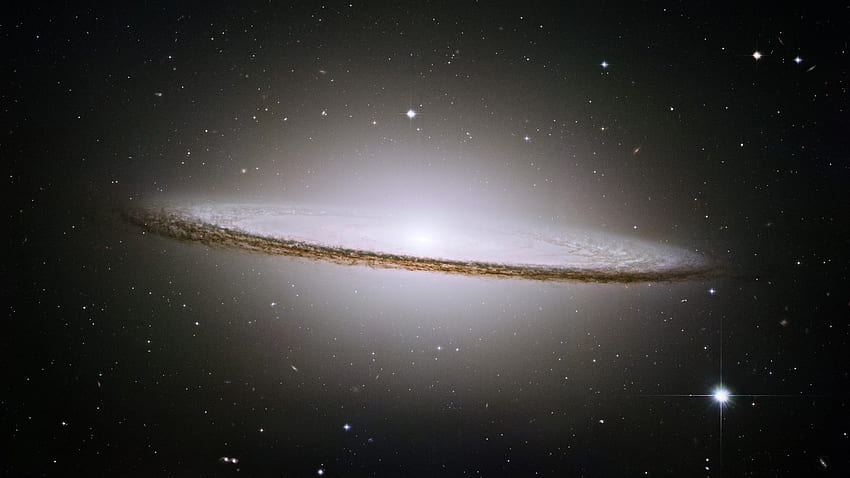 Piękny i długi widok Hubble'a, Mózg galaktyki Tapeta HD