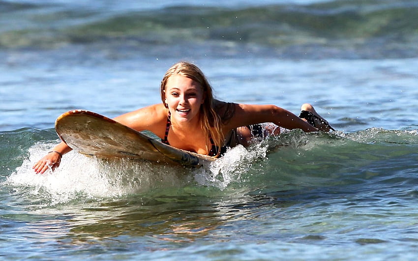Chica Surfeando, playa, chica, surfeando, olas HD wallpaper