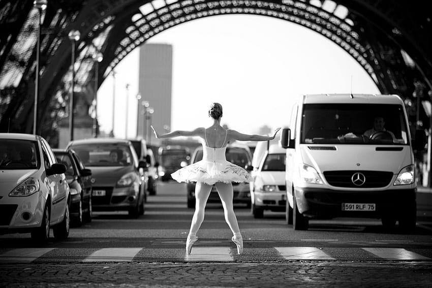 Ballerina Cars Stopper, gaun, balerina, hitam dan putih, mobil Wallpaper HD