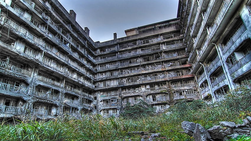 Japonya'daki Hashima Adası binasında terk edilmiş Balkon Harabeleri, Şehir Balkonu HD duvar kağıdı