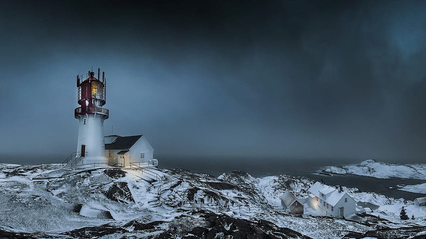 przyroda pejzaż chmury drzewa norwegia latarnia morska zima śnieg płot skała morze burza oświetlenie domu JPG 445 kB. Fajny Tapeta HD