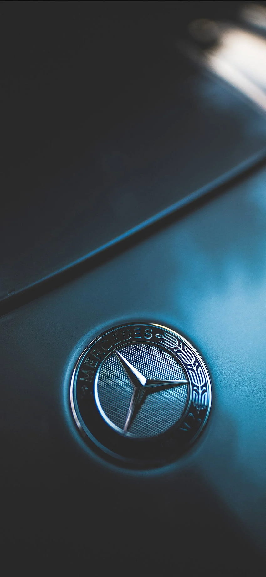 primer plano del emblema de Mercedes Benz iPhone fondo de pantalla del teléfono