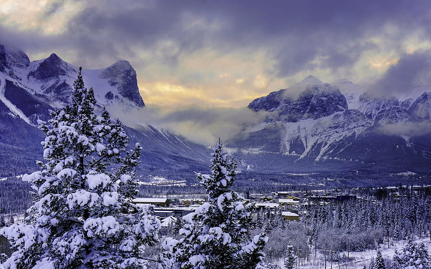 Parque Nacional Banff, Alberta, abetos, nieve, paisaje, nubes, cielo, montañas fondo de pantalla