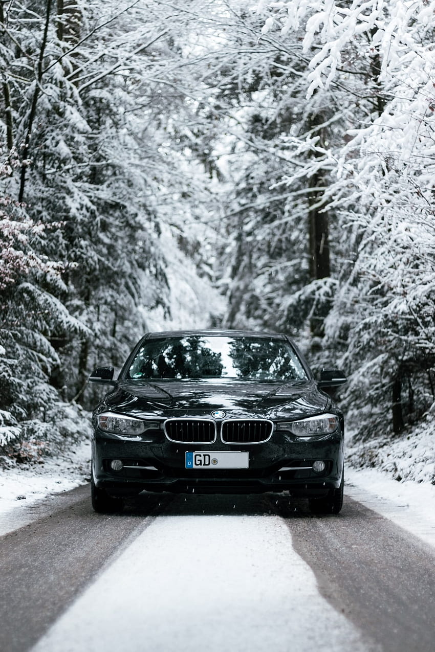 昼間の雪に覆われた道路上の黒いアウディ車 – Spraitbach HD電話の壁紙
