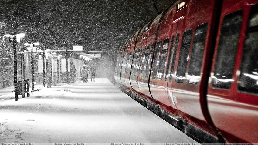鉄道駅 N 赤い電車のクローズ アップの降雪 高画質の壁紙