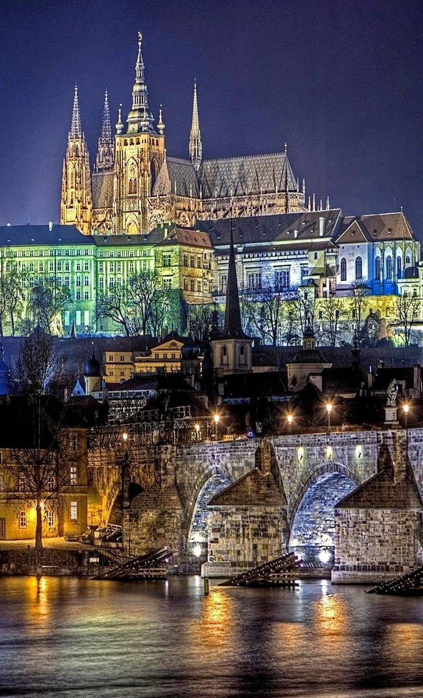 Veja mais sobre o Castelo de Praga. Iphone . Castelo de Praga, Viagens noturnas, Guia de viagem da Itália, Noite de Praga Papel de parede de celular HD