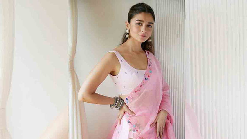 La bella attrice Alia Bhatt è in piedi sullo bianco del muro indossando ragazze Saree rosa chiaro Sfondo HD