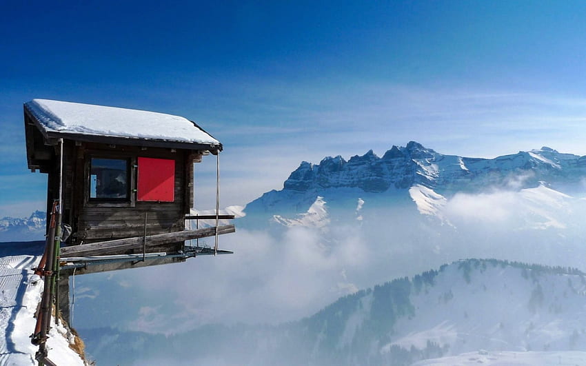 kabina zwisająca na skraju góry, śnieg, chmury, nawis, góry, kabina Tapeta HD