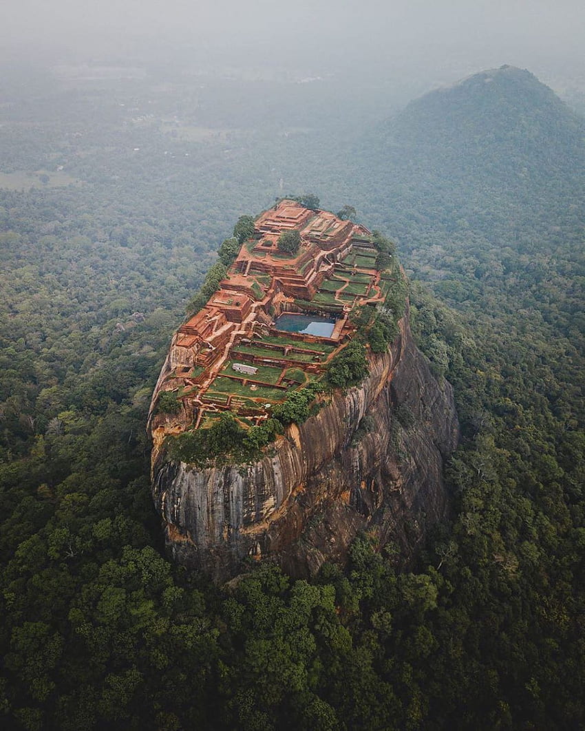 Lion rock Sri Lanka Lugares más románticos Monumentos históricos [] para tu móvil y tableta. Explora la Roca del León de Sigiriya. león, león, roca fondo de pantalla del teléfono