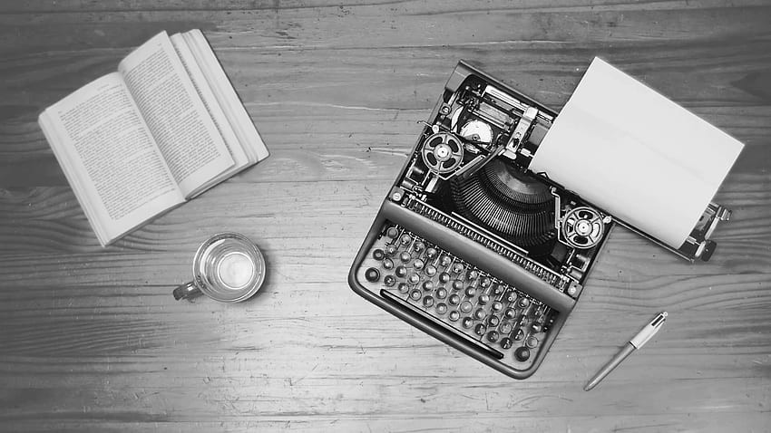 Escribir un libro, guión, periódico en una vieja máquina de escribir. Lleno fondo de pantalla