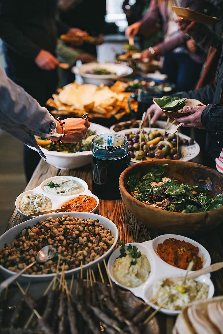 : 음식이 가득한 연회 테이블 옆의 사람들, 소풍, 식사, 식사 HD 전화 배경 화면