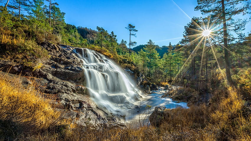 Водопад в Rogaland, Норвегия, река, каскади, пейзаж, дървета, небе, слънце, скали HD тапет