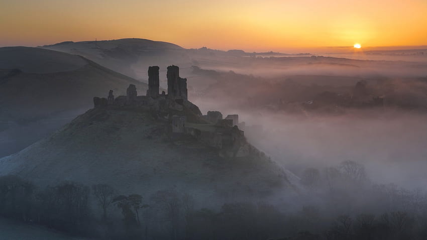 ruines du château au lever du soleil, brouillard, collines, ruines, château, rose du soleil Fond d'écran HD