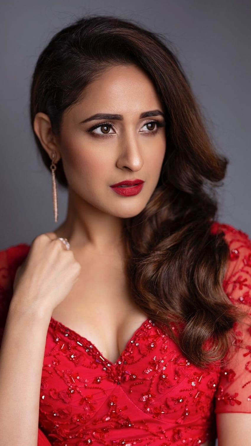 Pragya Jaiswal, Червена рокля HD тапет за телефон