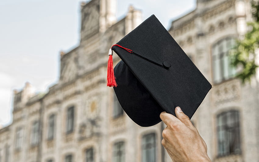 教育、黒い卒業帽、卒業のコンセプト、黒い卒業帽を手に、大学、決意を持った学生。 高品質 高画質の壁紙