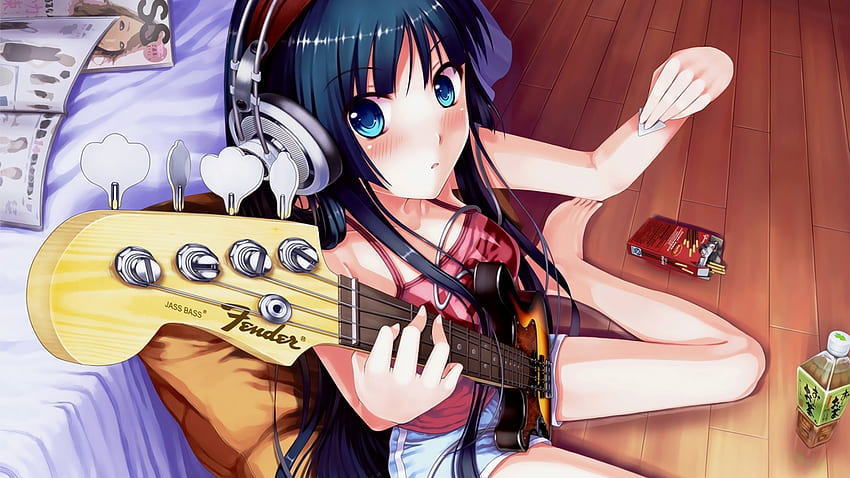 Akiyama Mio, сок, сини шорти, слушалки, китара, сладка, дълга коса, k on, инструмент, жена, сини очи, легло, рошаво, момиче, черна коса, калник, хубава, розова риза HD тапет