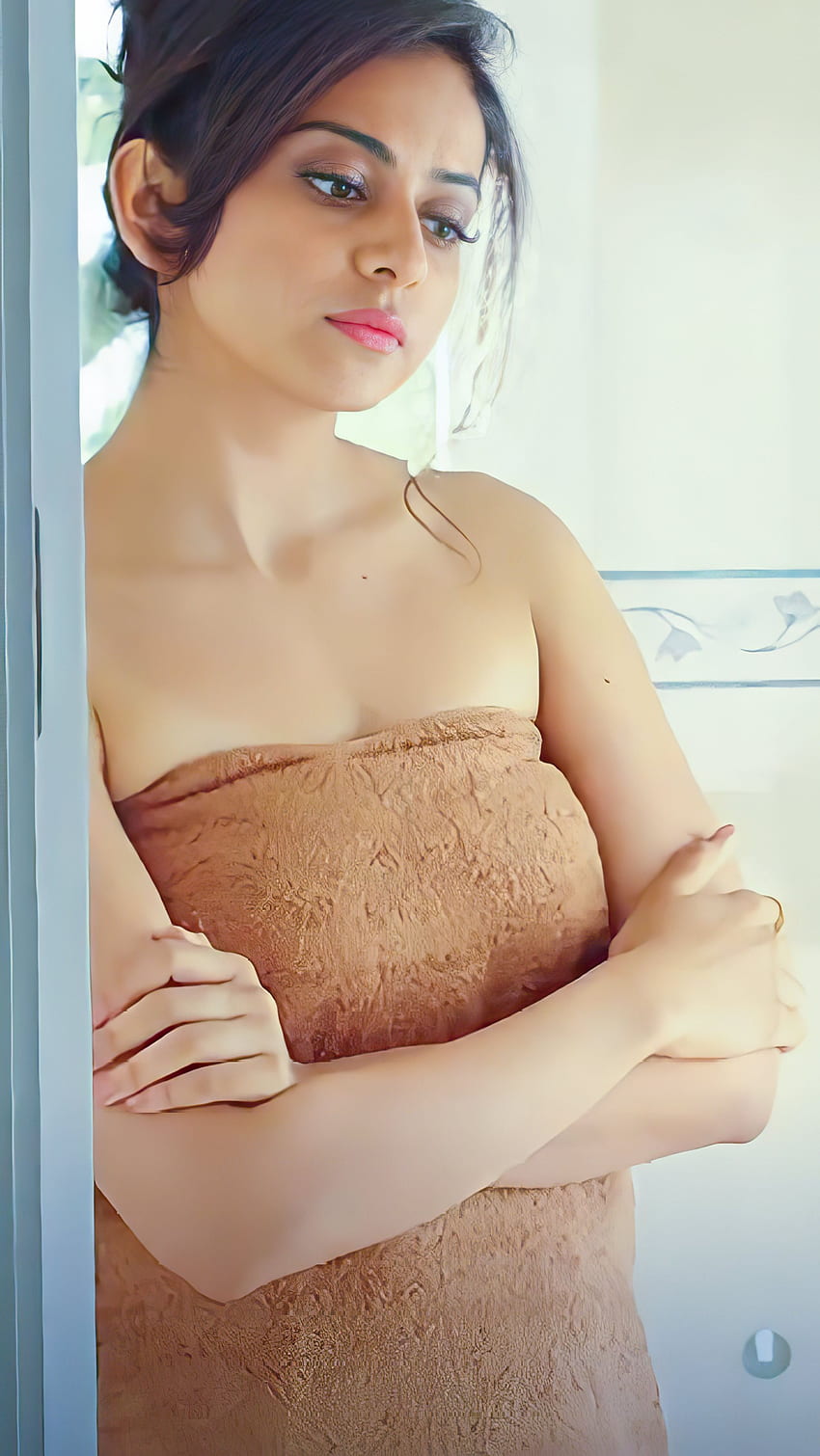 Rakul Preet Singh, actriz multilingüe, bañándose fondo de pantalla del teléfono