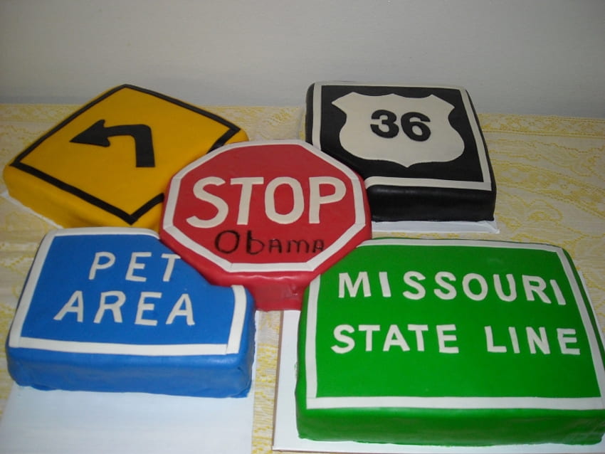 Pyszne znaki wykonane z ciasta, ciasto skręć w lewo, ciasto ze znakiem stop, ciasto dla zwierząt domowych, ciasto linii stanu, ciasto na autostradzie Tapeta HD