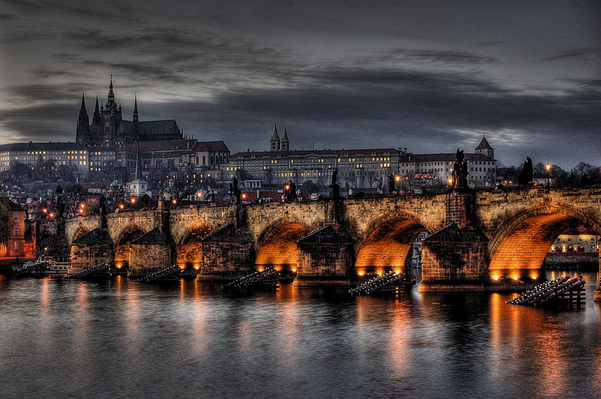 チェコ共和国、夜、川、チェコ、石橋、共和国、建物、反射、ライト、橋、城、暗い空 高画質の壁紙