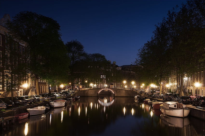 Holland street amsterdam canal reflejo río noche. fondo de pantalla
