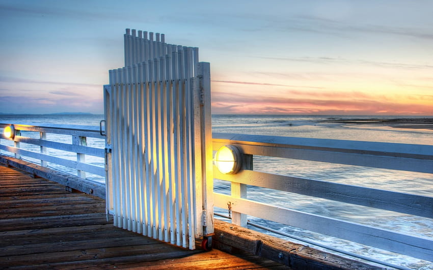 gerbang di dermaga saat senja r, laut, kayu, putih, terang, gerbang, dermaga, r, senja Wallpaper HD
