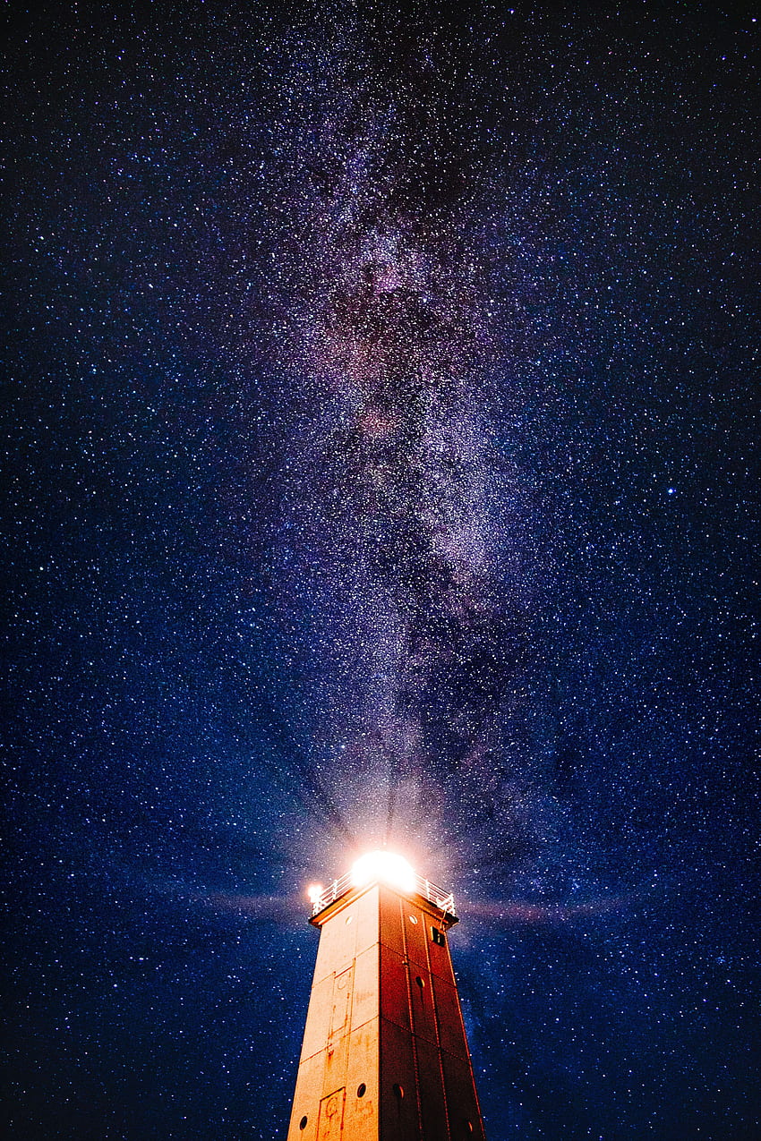 Wszechświat, noc, połysk, światło, gwiaździste niebo, latarnia morska Tapeta na telefon HD