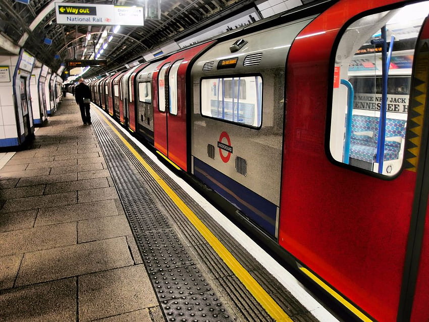London Underground Victoria Line Zug an der Victoria Station HD-Hintergrundbild
