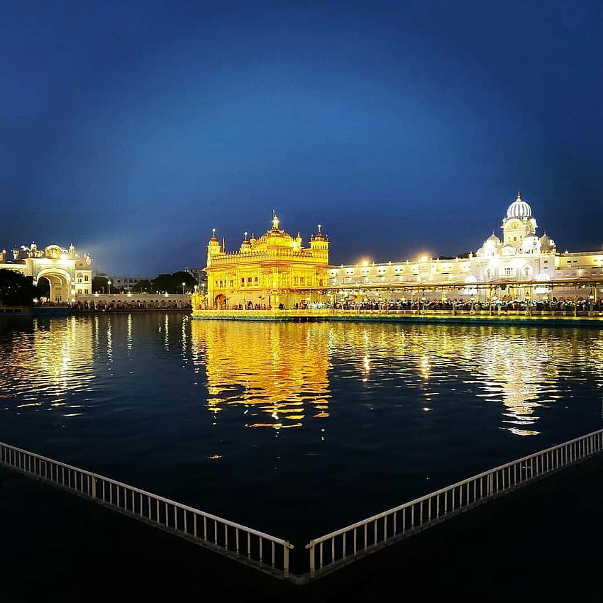 Nachtansicht des Goldenen Tempels. Goldener Tempel, Goldener Tempel Amritsar, Schöne Stätten, Goldener Tempel bei Nacht HD-Handy-Hintergrundbild