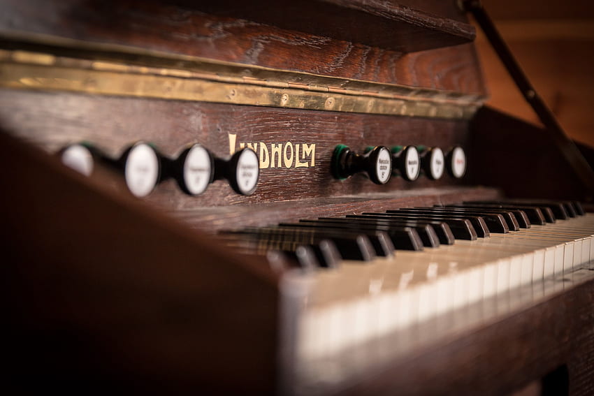 Кафяво дървено изправено пиано, ретро пиано HD тапет