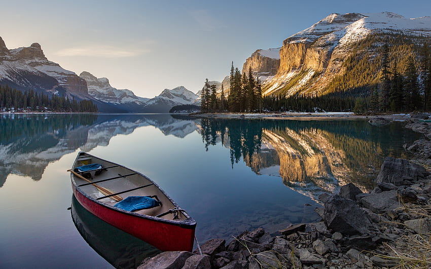 Parc national de Jasper, Alberta, lac de montagne, bateau, printemps, soirée, coucher de soleil, paysage de montagne, Canada pour avec résolution . Haute qualité Fond d'écran HD