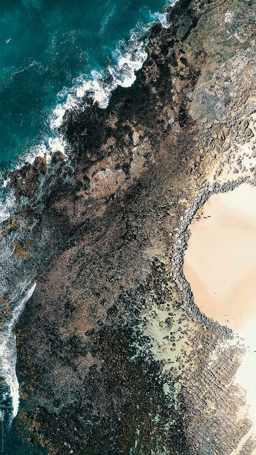 Skalisty brzeg widziany z góry autorstwa Clique - Drone, Landscape, Rocky Seashore Tapeta na telefon HD