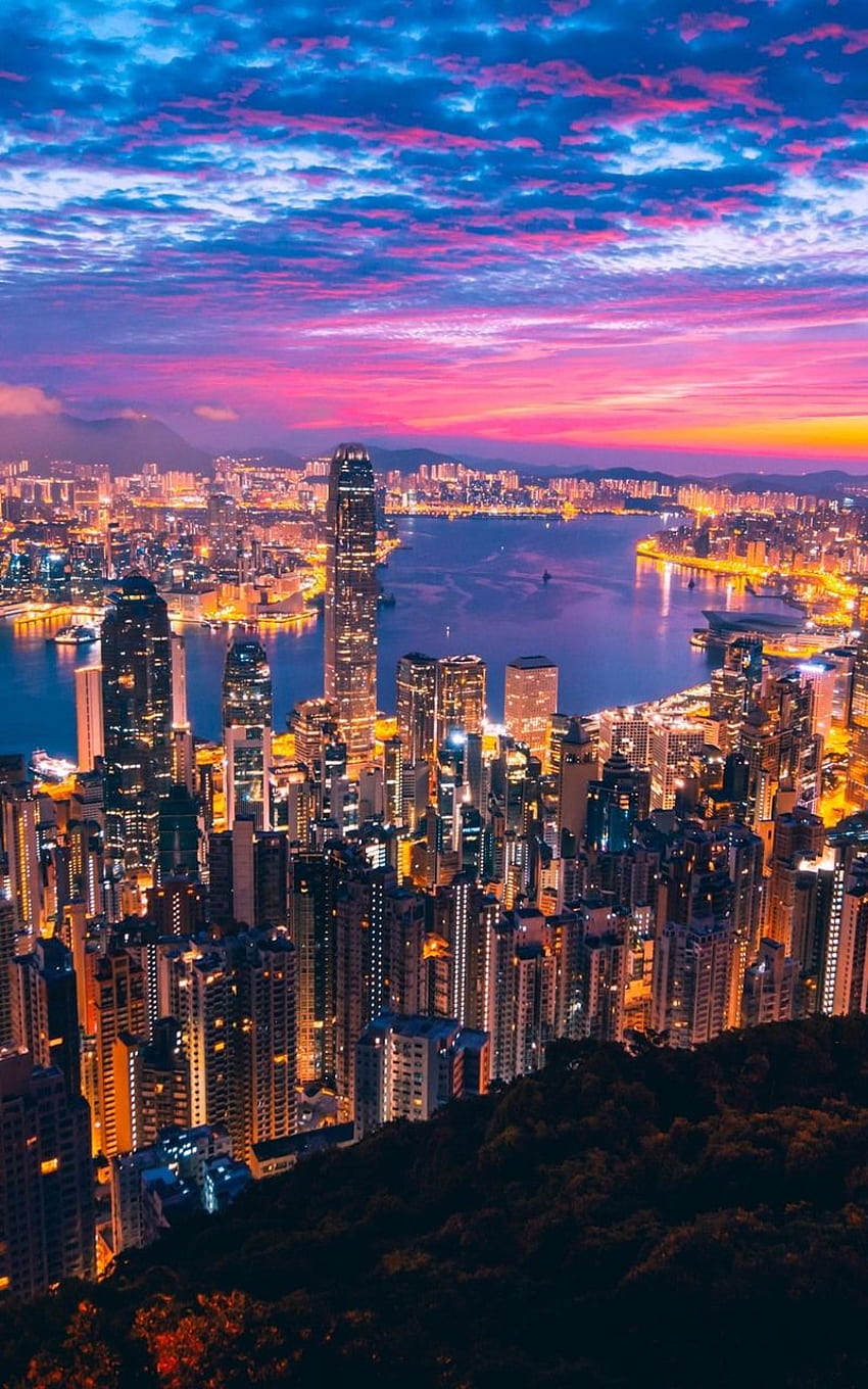 Vista della città di Hong Kong. Panorama della città, notte con vista sulla città, luci della città Sfondo del telefono HD