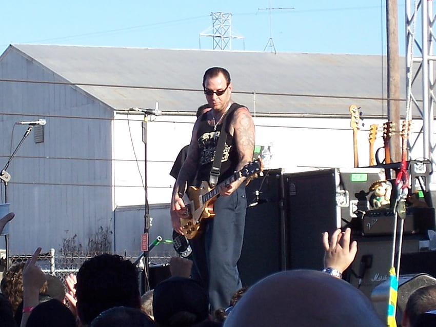 Mike Ness. Social Distortion rockin the stage! HD wallpaper